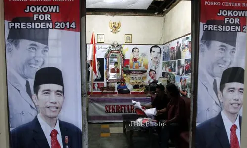 FOTO JOKOWI CAPRES : Mengecek spanduk 