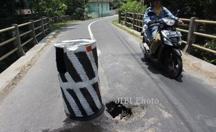 KERUSAKAN INFRASTRUKTUR : Dilewati Truk Galian C, Jembatan Juwiring Bolong