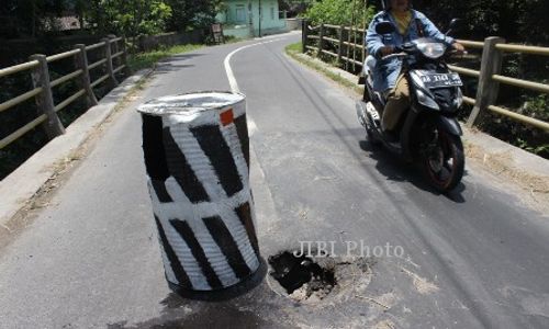 KERUSAKAN INFRASTRUKTUR : Dilewati Truk Galian C, Jembatan Juwiring Bolong