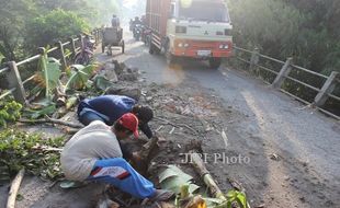 JALAN RUSAK KLATEN : Jembatan Poitan Jebol, Warga Swadaya Menambal