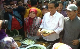 JOKOWI CAPRES : Dijamu Pecel, Jokowi Minta Hentikan Bersalaman   