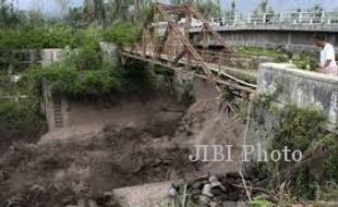 BANJIR SUNGAI DI MERAPI : Sedang Muat Pasir, Truk Terseret Lahar Hujan 