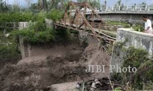 LAHAR HUJAN MERAPI : Banjir Lahar Terjang 2 Jembatan dan Pipa Air Bersih di Boyolali