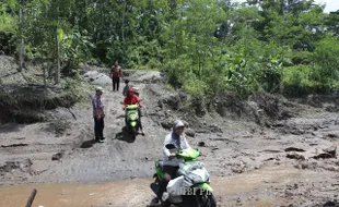 LAHAR HUJAN MERAPI : Warga Nekat Tembus Jalur Lahar di Kali Woro