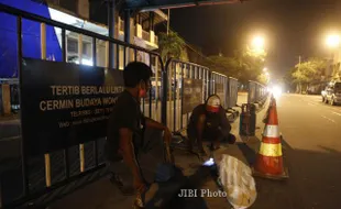 FOTO MARKA JALAN : Menghapus marka 