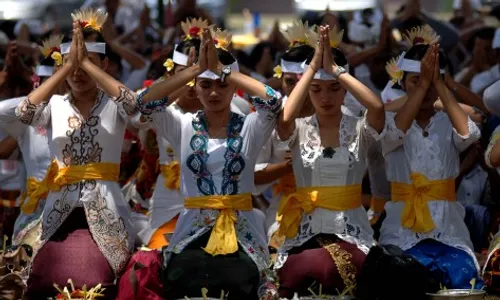 NYEPI 2017 : Begini Khidmatnya Upacar Melasti di Ngobaran