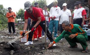 FOTO MIDER PRAJA : Menanam pohon durian montong 