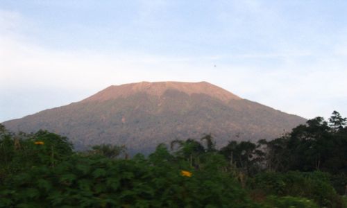  GUNUNG MARAPI MELETUS : Gunung Marapi Delapan Kali Erupsi