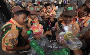 FOTO PRAMUKA : Membuat Prakarya Dari Barang Bekas