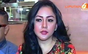 PERCERAIAN ARTIS : Regina Bantah Perceraiannya Rekayasa Sensasional