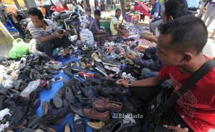 FOTO PASAR DESA BLIMBING GATAK : Memilih sepatu bekas