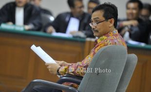 Jenguk Andi Mallarangeng di Rutan KPK, Jaya Suprana Beri Buku