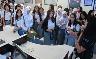 FOTO KUNJUNGAN SMAN 7 SOLO : SMAN 7 Solo Berkunjung ke Solopos.com dan Soloposfm