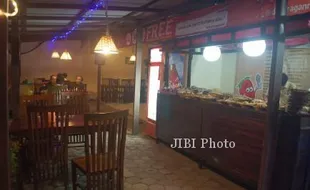 KULINER SOLORAYA : Ada Kisah Unik di Balik Kafe Wedangan