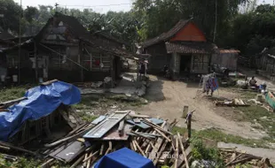 FOTO BANGUNAN DADAPAN, SANGKRAH : Menunggu Ganti-Rugi Untuk Direlokasi