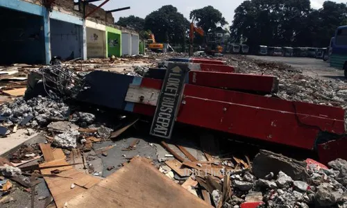 FOTO TERMINAL TIRTONADI : Mulai dirobohkan