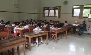 FOTO UJIAN SD : Mengerjakan soal ujian tengah semester 