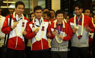 FOTO ALL ENGLAND 2014 : Menunjukkan Medali All England