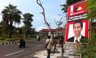 JOKOWI CAPRES : Baliho Jokowi Mulai "Blusukan" di Surabaya