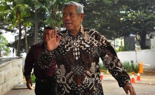 FOTO PEMERIKSAAN BAMBANG W SOEHARTO : Diperiksa Sebagai Saksi