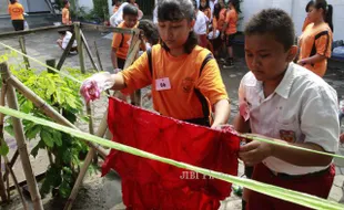 FOTO BATIK JUMPUTAN : Menjemur kain