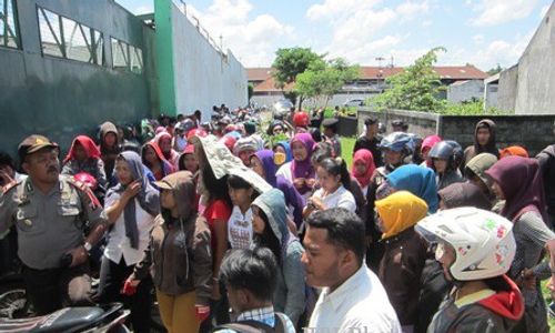 POLEMIK PT LADEWINDO : Ratusan Buruh PT Ladewindo Dilarang Masuk Pabrik