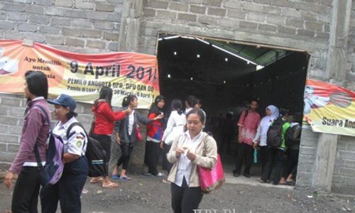 WARGA PROTES PABRIK : Banjir, Warga Nambangan Segel Pintu Masuk Pabrik