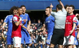 INSIDEN KARTU MERAH : Keluarkan Pemain Arsenal Gibbs, Wasit Minta Maaf