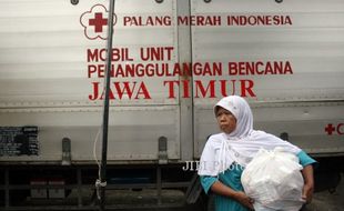 FOTO DAMPAK LETUSAN GUNUNG KELUD : Bantuan PMI Untuk Warga Kelud