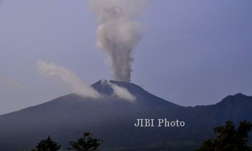 Gunung Slamet Masih Keluarkan Abu