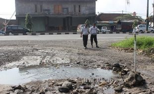 KERUSAKAN INFRASTRUKTUR KLATEN : Jalan Keluar Subterminal Karang Jebol, Jalur Dialihkan