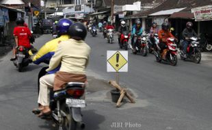 FOTO JALAN RUSAK : Dipasang papan peringatan