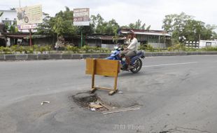 FOTO JALAN RUSAK : Melintas Jalan Di Rusak 