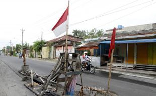 FOTO JALAN RUSAK : Dipasang Bambu dan Bendera 