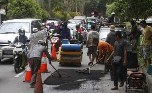 FOTO JALAN RUSAK : Memperbaiki Jalan Rusak 