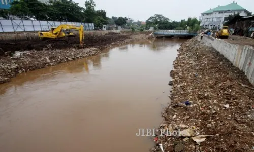 FOTO PELEBARAN KALI PESANGGRAHAN : Mengendalikan Banjir Ibu Kota