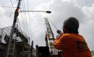 FOTO LAMPU PENERANGAN JALAN : Memperbaiki posisi 