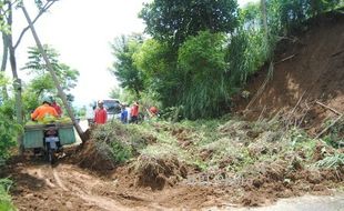 LONGSOR DI BOYOLALI : Belasan Titik di Jalur Ampel-Cepogo-Selo Diterjang Longsor