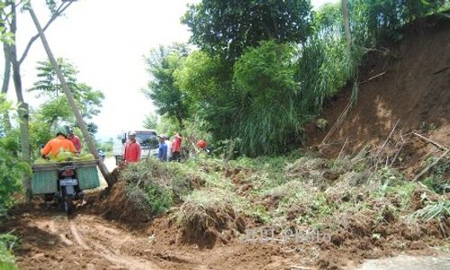 LONGSOR DI BOYOLALI : Belasan Titik di Jalur Ampel-Cepogo-Selo Diterjang Longsor