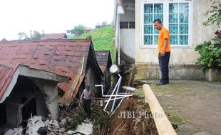 LONGSOR KARANGANYAR : Talut Vila Longsor, Satu Rumah Rusak Berat