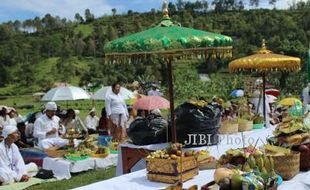 HARI RAYA NYEPI : Melasti di Umbul Geneng Diikuti Ribuan Umat Hindu