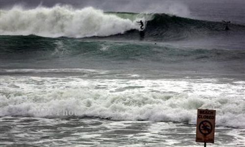 Wisatawan Asing Tergulung Ombak di Pantai Sundak