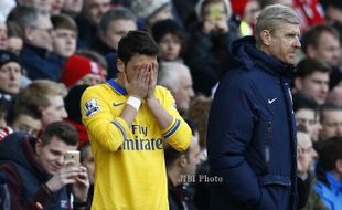 BAYERN 1-1 ARSENAL : Cedera Hamstring, Ozil Tak Bisa Perkuat The Gunners Beberapa Pekan