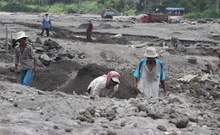 AKTIVITAS GUNUNG MERAPI : Merapi Semburkan Abu Vulkanis, Penambang Pasir Kocar-Kacir