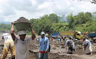 LAHAR HUJAN MERAPI : Banjir Lahar Hujan Jadi Berkah Penambang Pasir