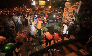 FOTO PENEMUAN MAYAT : Mengevakuasi Mayat Laki-Laki