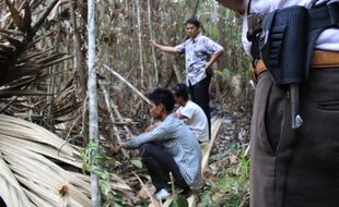 FOTO TERSANGKA PENGERUSAKAN HUTAN :  Tertangkap tangan