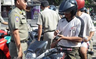 OPERASI YUSTISI : Tak Bawa KTP, Warga Disidang dan Harus Bayar Denda Rp20.000