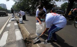 FOTO DAMPAK KELUD MELETUS : Membersihkan sisa abu vulkanis 