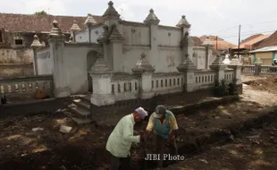 FOTO PONTEN : Pekerja membuat saluran air